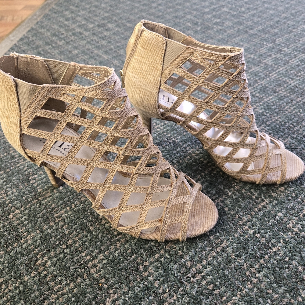 A.n.a. caroline tan size 7 heel